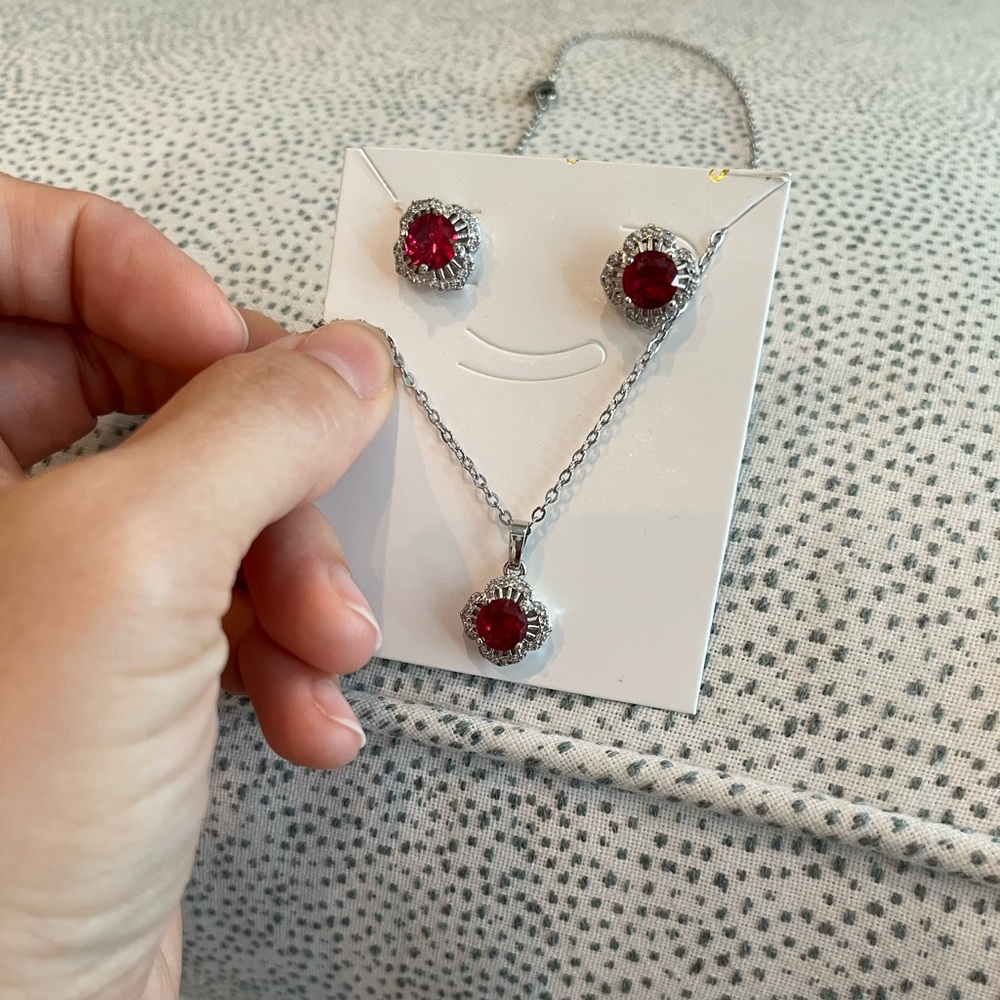 Ruby earring and necklace set ❤️